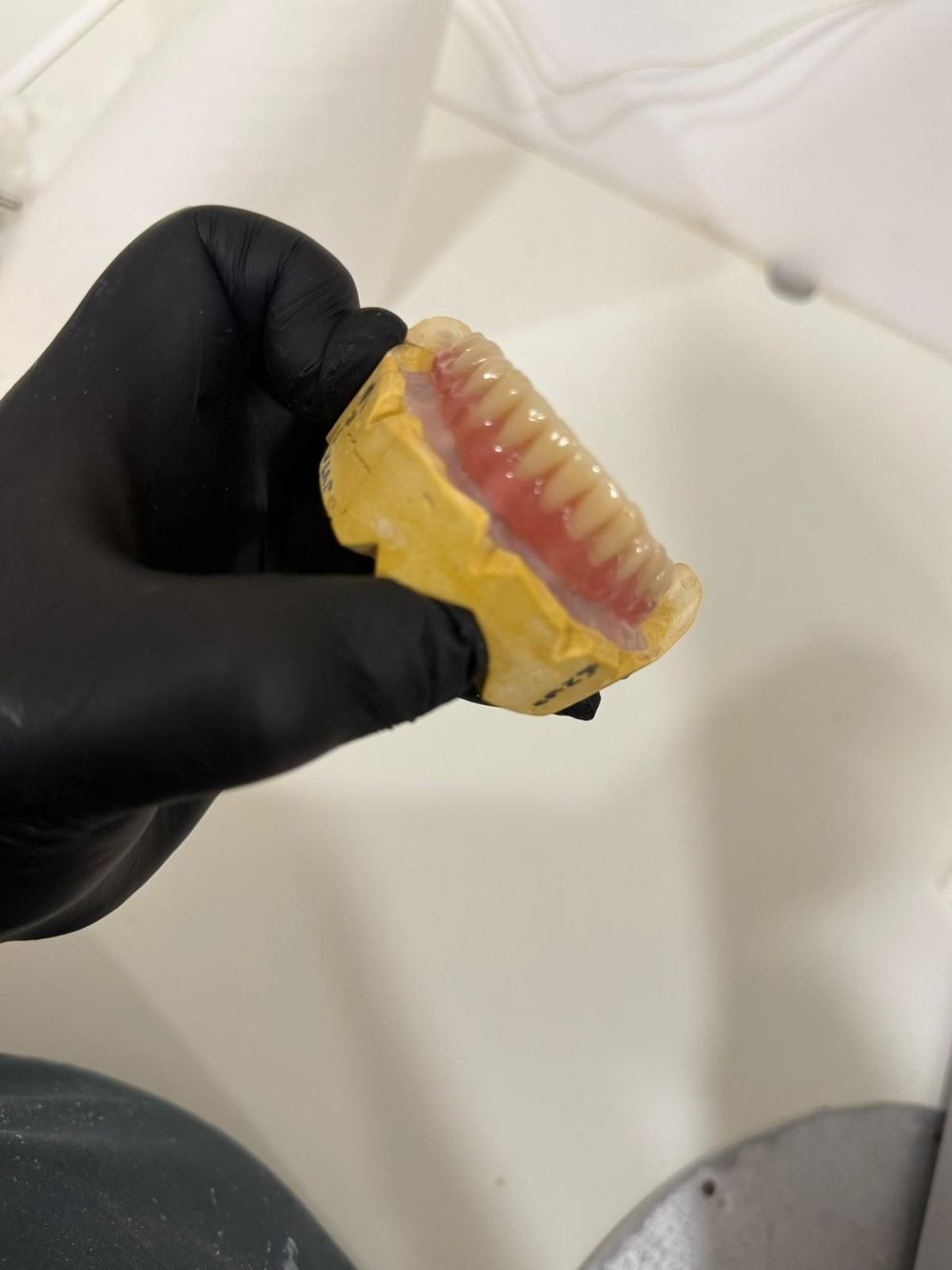 Técnico de Dental CNA trabajando una prótesis con precisión en el laboratorio